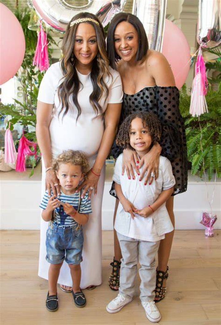 Where does tamera housley live?